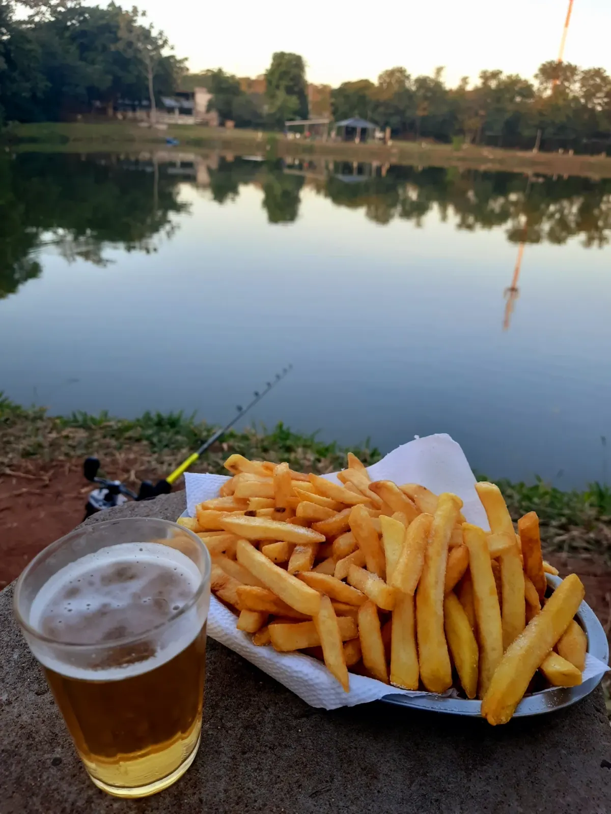Mesa servida com porções no restaurante do Pesqueiro do Parque em Campo Grande/MS